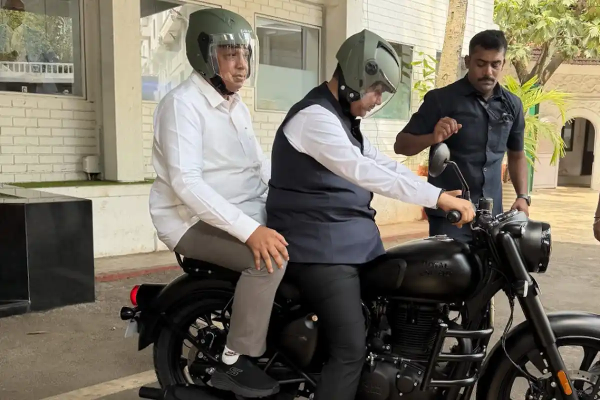 Maharashtra CM travels on bullet motorcycle to Vidhan Bhavan Mumbai: पेट्रोल-डीजल की कमी के बीच बुलेट से विधान भवन पहुंचे मुख्यमंत्री