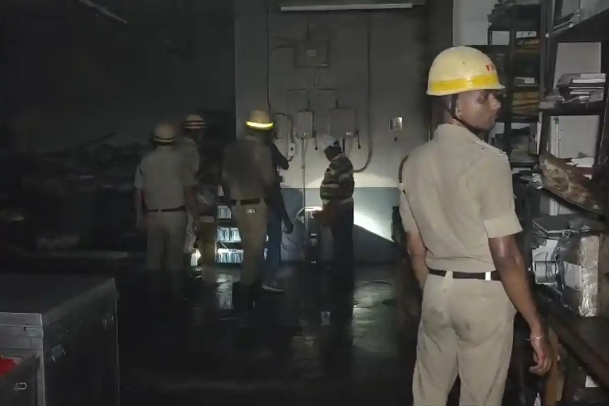 Punjab National Bank fire Durgapur West Bardhaman: दुर्गापुर में बैंक में लगी भीषण आग, सारे दस्तावेज जलकर राख