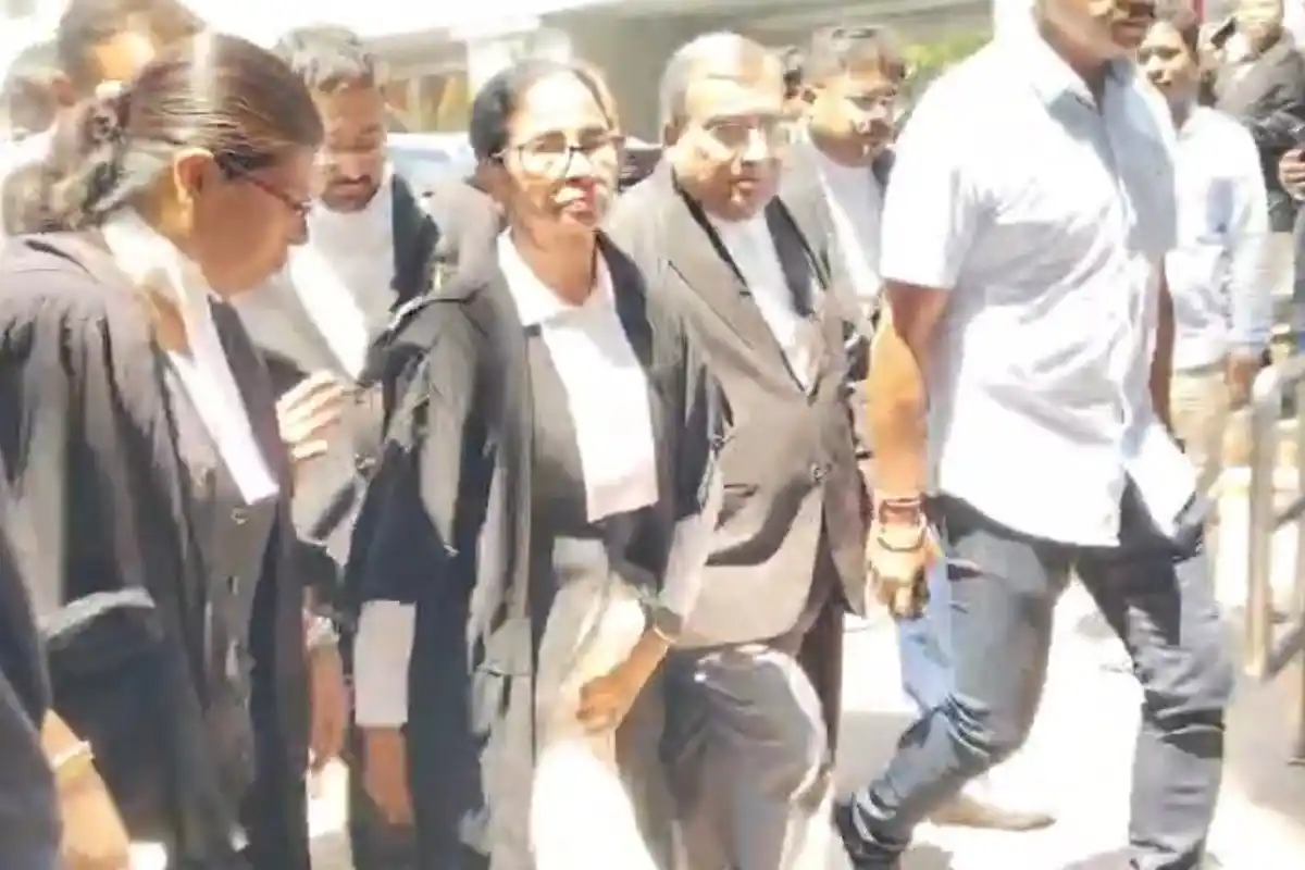 Kolkata News: वकील के कपड़ों में अचानक हाईकोर्ट पहुंचीं ममता बनर्जी 13 Mamata Banerjee kolkata High Court lawyer dress: वकील के कपड़ों में अचानक हाईकोर्ट पहुंचीं ममता बनर्जी