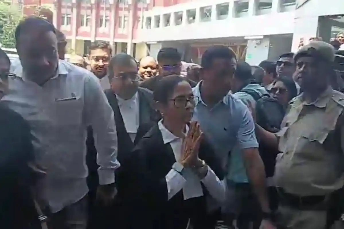 Kolkata News: वकील के कपड़ों में अचानक हाईकोर्ट पहुंचीं ममता बनर्जी 12 Mamata Banerjee kolkata High Court lawyer dress: वकील के कपड़ों में अचानक हाईकोर्ट पहुंचीं ममता बनर्जी