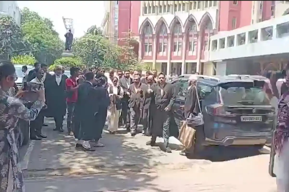 Kolkata News: वकील के कपड़ों में अचानक हाईकोर्ट पहुंचीं ममता बनर्जी 14 Mamata Banerjee kolkata High Court lawyer dress: वकील के कपड़ों में अचानक हाईकोर्ट पहुंचीं ममता बनर्जी