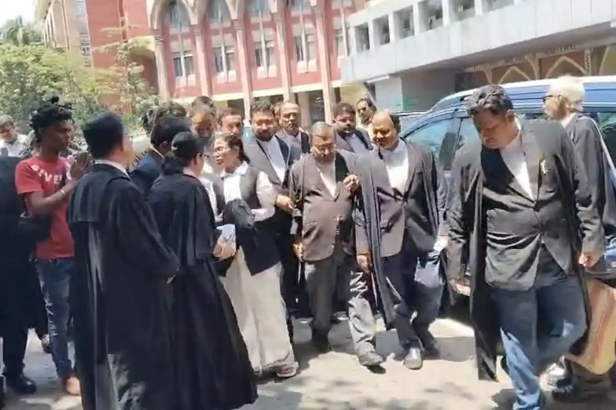 Mamata Banerjee kolkata High Court lawyer dress: वकील के कपड़ों में अचानक हाईकोर्ट पहुंचीं ममता बनर्जी