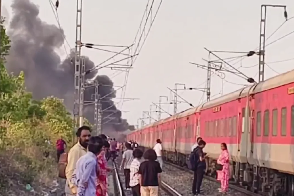 दिल्ली आ रही राजधानी एक्सप्रेस में लगी भीषण आग, यात्रियों में मची चीख-पुकार