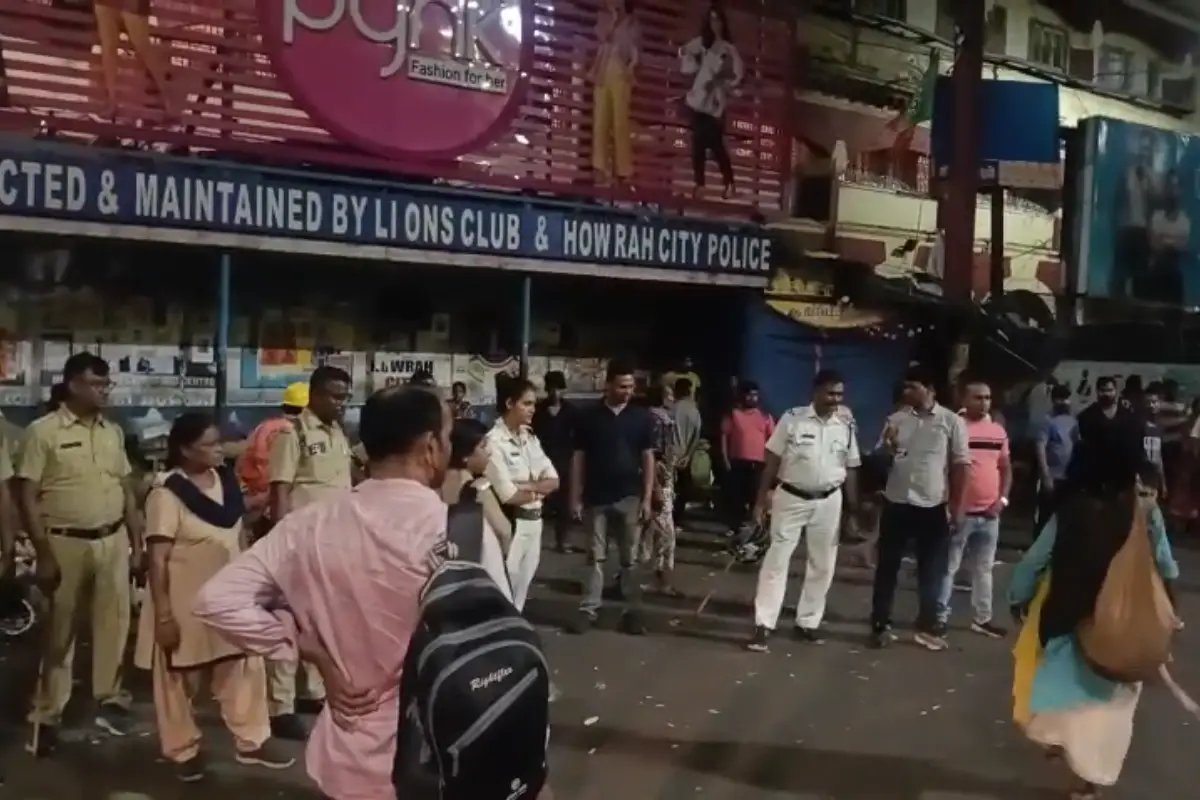 हावड़ा स्टेशन पर RPF का बड़ा एक्शन: बुलडोजर से ध्वस्त हुईं अवैध दुकानें और गुमटियां, लाखों यात्रियों को मिली राहत