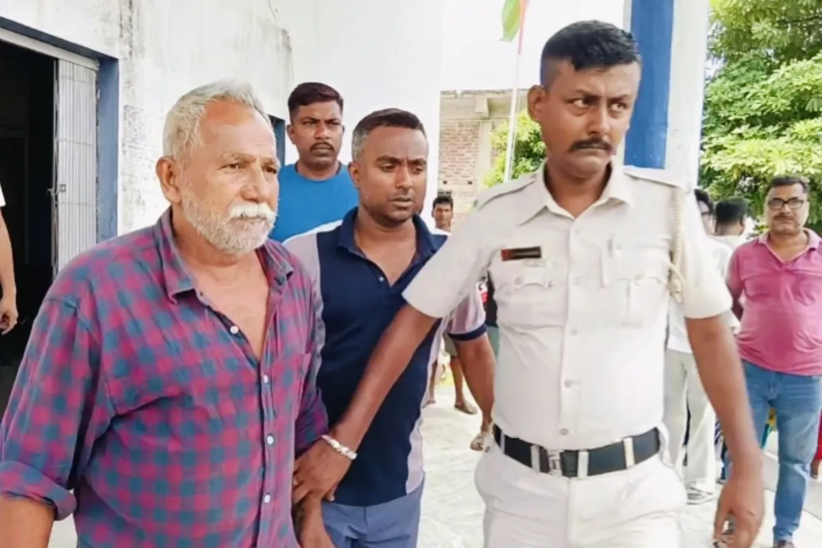 उत्तर 24 परगना: गोबरडांगा में पुलिस का बड़ा छापा, 23 पेटी (460 बोतल) बांग्ला शराब बरामद, 66 वर्षीय व्यापारी गिरफ्तार