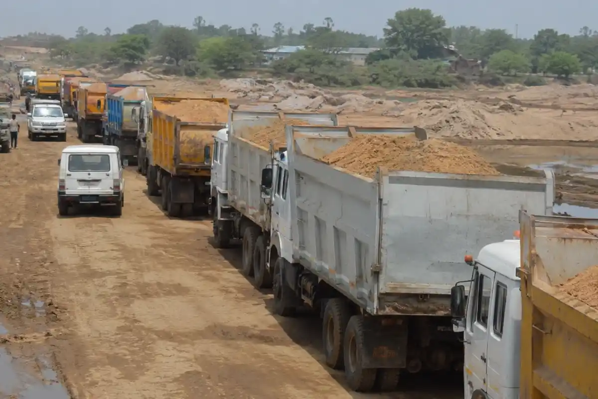 Nagpur Sand Transporters action Shivsena truck union Protest: रेत ट्रांसपोर्टर्स पर कार्रवाई को लेकर शिवसेना और ट्रक यूनियन ने प्रशासन के खिलाफ आवाज उठाई