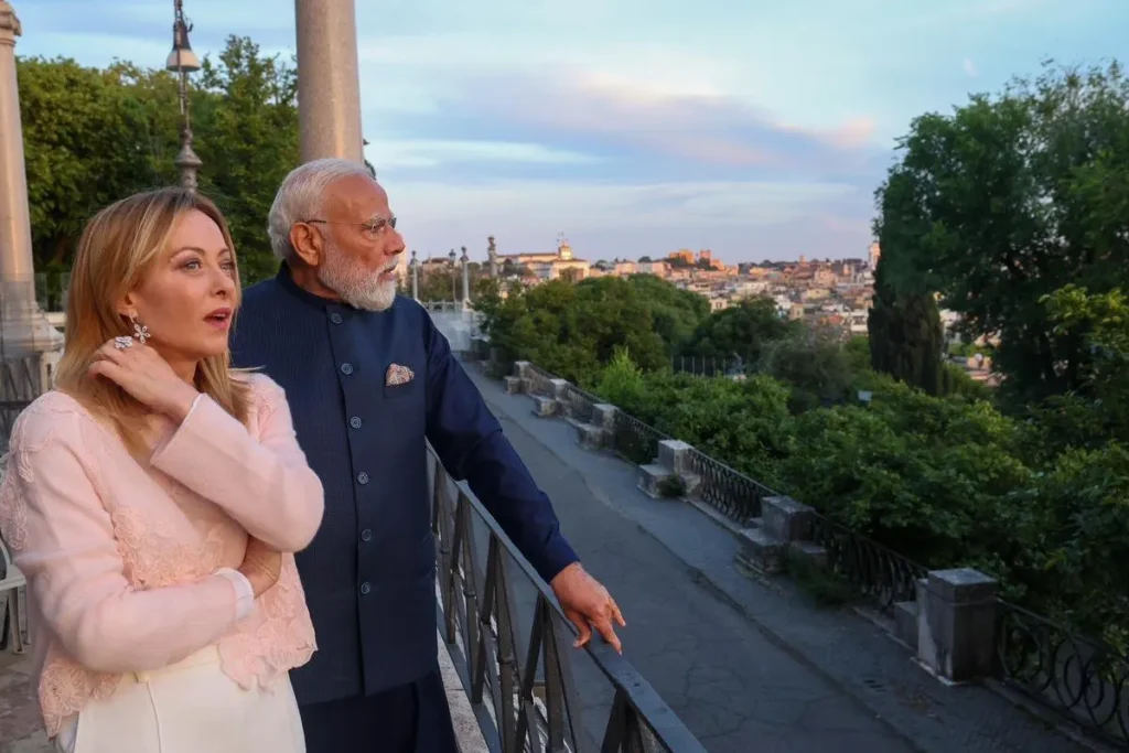 PM मोदी ने इटली की प्रधानमंत्री जॉर्जिया मेलोनी को गिफ्ट की Melody टॉफी, सोशल मीडिया पर छाया ‘Melodi’ मोमेंट 13 इटली में पीएम मेलोनी संग पीएम मोदी