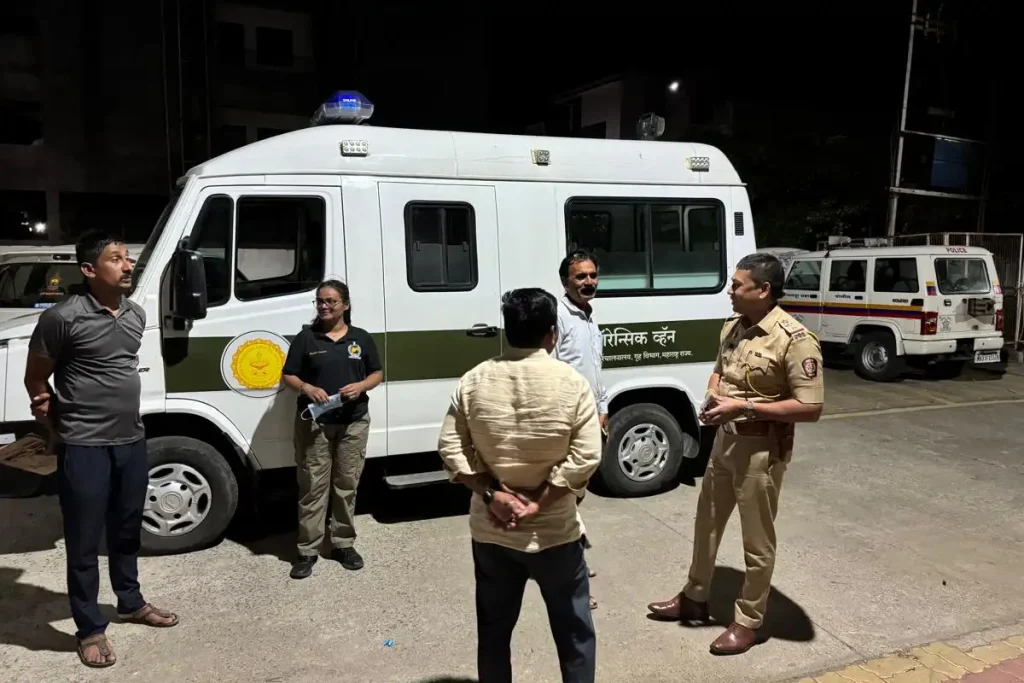 नागपुर: पत्नी पर चाकू से हमला कर रहा था युवक, मौके पर पहुंची पुलिस ने बचायी महिला की जान 12 नागपुर: पत्नी पर चाकू से हमला कर रहा था युवक, मौके पर पहुंची पुलिस ने बचायी महिला की जान