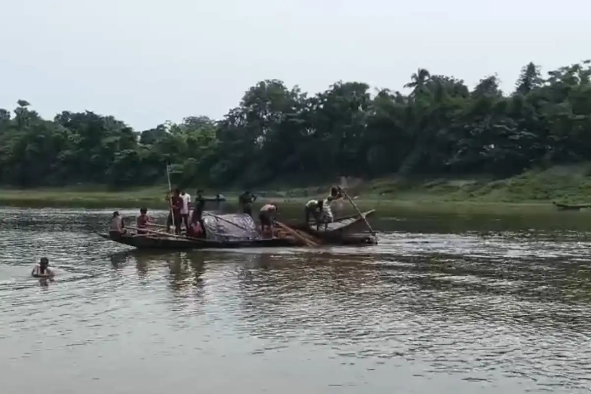 Malda News: नदी में नहाने गए दो नाबालिग लापता, पुरातन मालदा में इलाके में बढ़ी चिंता 12 Two minors missing in Malda river West Bengal: नदी में नहाने गए दो नाबालिग लापता, पुरातन मालदा में इलाके में बढ़ी चिंता