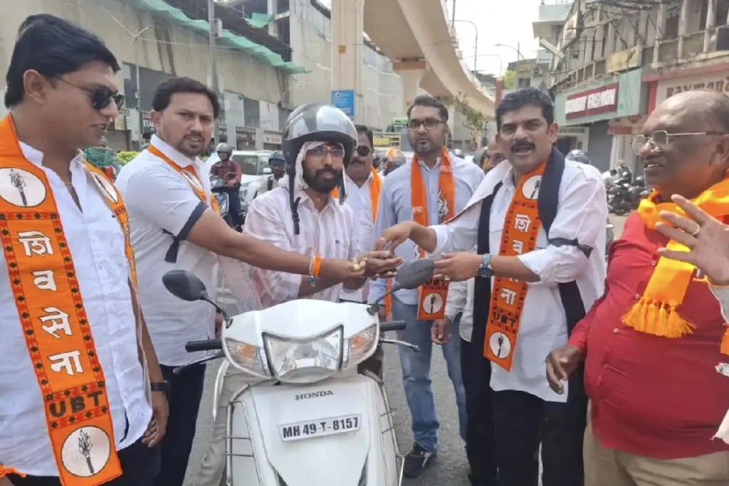 महंगाई के खिलाफ शिवसेना का अनोखा आंदोलन, सड़क पर बांटी ‘मेलोडी चॉकलेट’
