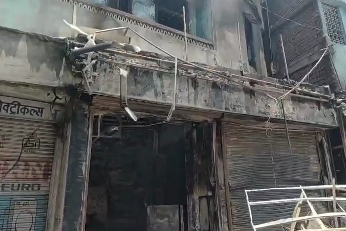 Nagpur cylinder blast biryani shop fire: नागपुर के गोलीबार चौक में बिरियानी सेंटर में आग लगने से सिलेंडर फटा, इलाके में मची अफरा तफरी
