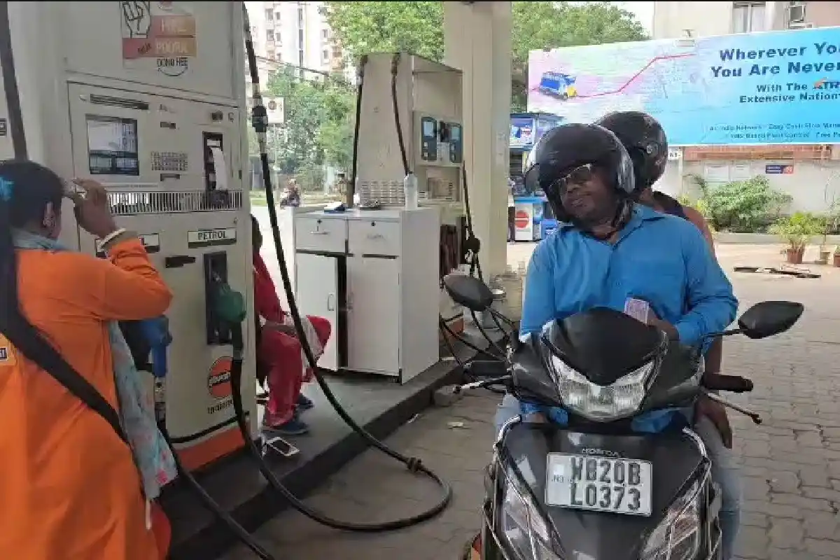 कोलकाता में फिर बढ़े पेट्रोल और डीजल के दाम, आम लोगों पर बढ़ा खर्च 13 Kolkata petrol diesel price hike: कोलकाता में फिर बढ़े पेट्रोल और डीजल के दाम, आम लोगों पर बढ़ा खर्च