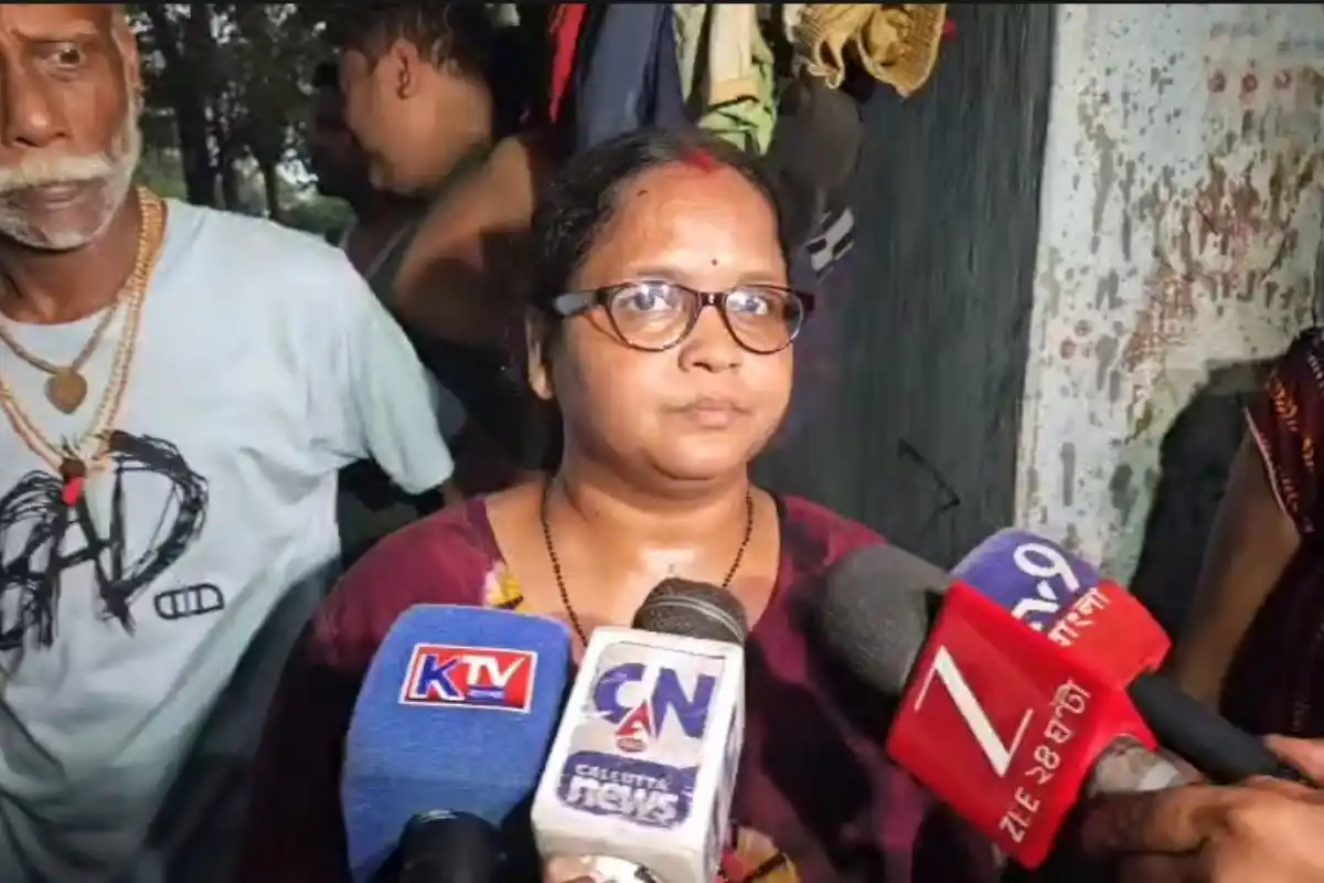 बेहाला में महिलाओं ने नशे के अड्डों को तोड़ा, इलाके में बढ़ते नशे पर लोगों का गुस्सा 16 Kolkata Behala drug den demolished by women: बेहाला में महिलाओं ने नशे के अड्डों को तोड़ा, इलाके में बढ़ते नशे पर लोगों का गुस्सा