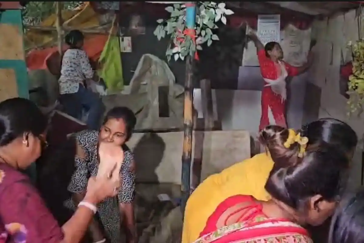 बेहाला में महिलाओं ने नशे के अड्डों को तोड़ा, इलाके में बढ़ते नशे पर लोगों का गुस्सा 13 Kolkata Behala drug den demolished by women: बेहाला में महिलाओं ने नशे के अड्डों को तोड़ा, इलाके में बढ़ते नशे पर लोगों का गुस्सा