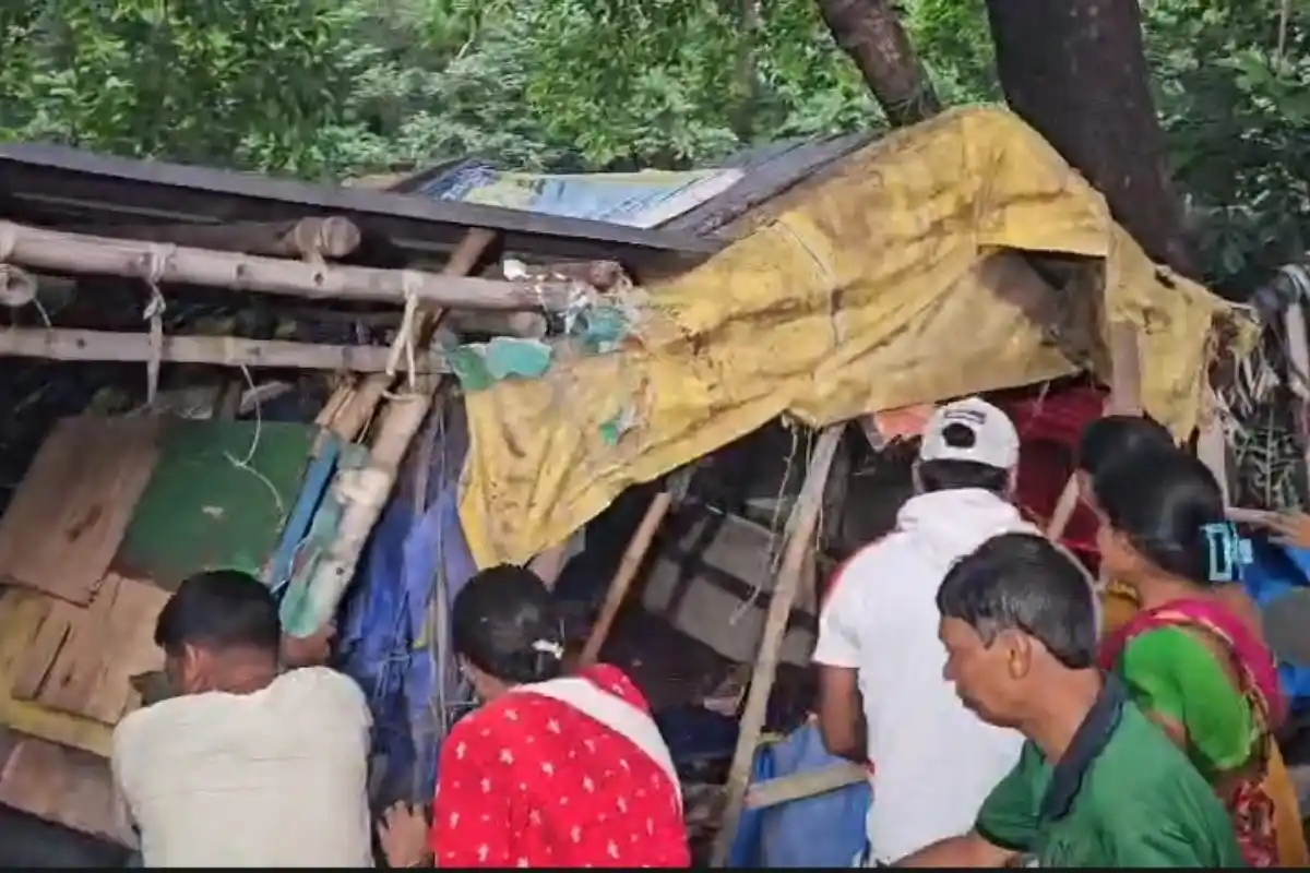 बेहाला में महिलाओं ने नशे के अड्डों को तोड़ा, इलाके में बढ़ते नशे पर लोगों का गुस्सा 14 Kolkata Behala drug den demolished by women: बेहाला में महिलाओं ने नशे के अड्डों को तोड़ा, इलाके में बढ़ते नशे पर लोगों का गुस्सा