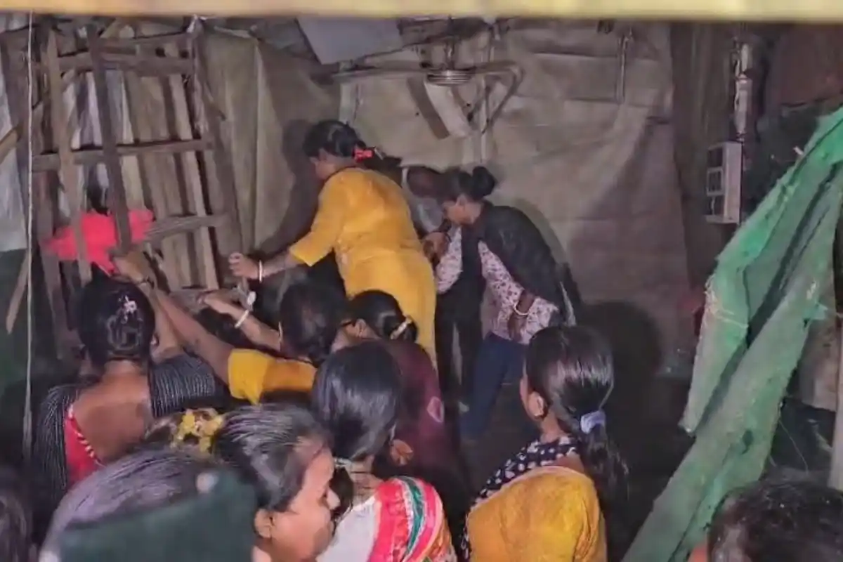 बेहाला में महिलाओं ने नशे के अड्डों को तोड़ा, इलाके में बढ़ते नशे पर लोगों का गुस्सा 12 Kolkata Behala drug den demolished by women: बेहाला में महिलाओं ने नशे के अड्डों को तोड़ा, इलाके में बढ़ते नशे पर लोगों का गुस्सा