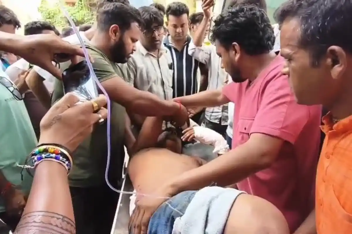 महिला से छेड़छाड़ का विरोध करने पर मालदा में भाजपा नेता और वकील पर धारदार हथियार से हमला 13 BJP Lawyer Attacked Malda West Bengal: महिला से छेड़छाड़ का विरोध करने पर मालदा में भाजपा नेता और वकील पर धारदार हथियार से हमला