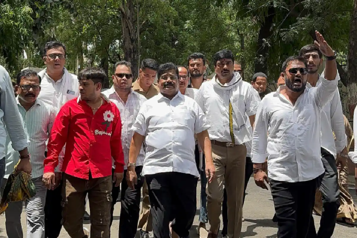 नागपुर में लगातार बिजली कटौती पर विकास ठाकरे ने महावितरण को घेरा 13 Nagpur Power Cut Vikas Thakre Protest: नागपुर में लगातार बिजली कटौती पर विकास ठाकरे ने महावितरण को घेरा