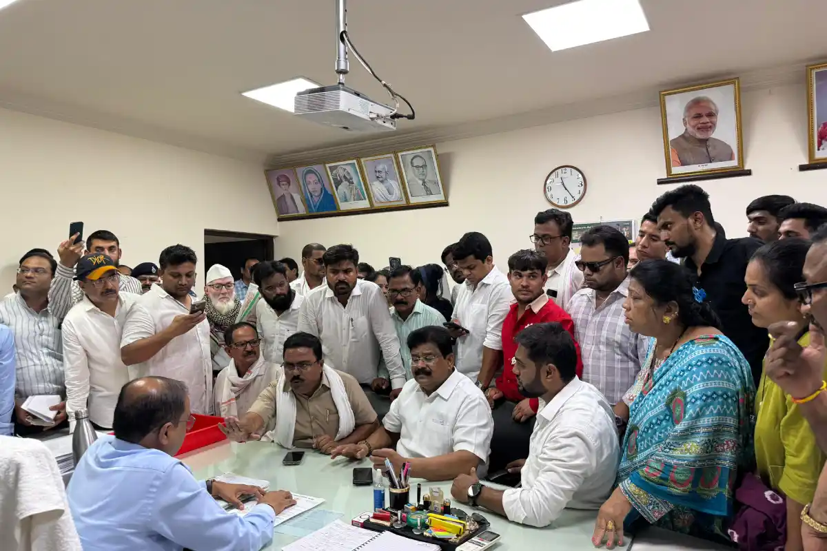 नागपुर में लगातार बिजली कटौती पर विकास ठाकरे ने महावितरण को घेरा 12 Nagpur Power Cut Vikas Thakre Protest: नागपुर में लगातार बिजली कटौती पर विकास ठाकरे ने महावितरण को घेरा