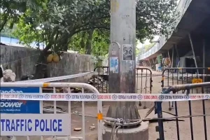 Kolkata News: हेस्टिंग्स उड़ालपुल के नीचे लाइट गिरने से 6 साल की बच्ची की मौत