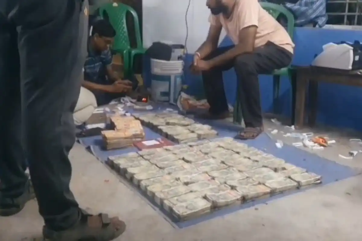 Baduria municipality chairman arrested cash Government tarpaulin: बादुड़िया नगर पालिका चेयरमैन की गिरफ्तारी के बाद 80 लाख रुपये और सरकारी तिरपाल बरामद