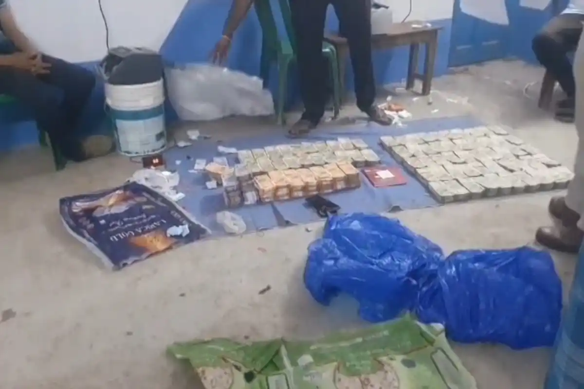 Baduria municipality chairman arrested cash Government tarpaulin: बादुड़िया नगर पालिका चेयरमैन की गिरफ्तारी के बाद 80 लाख रुपये और सरकारी तिरपाल बरामद