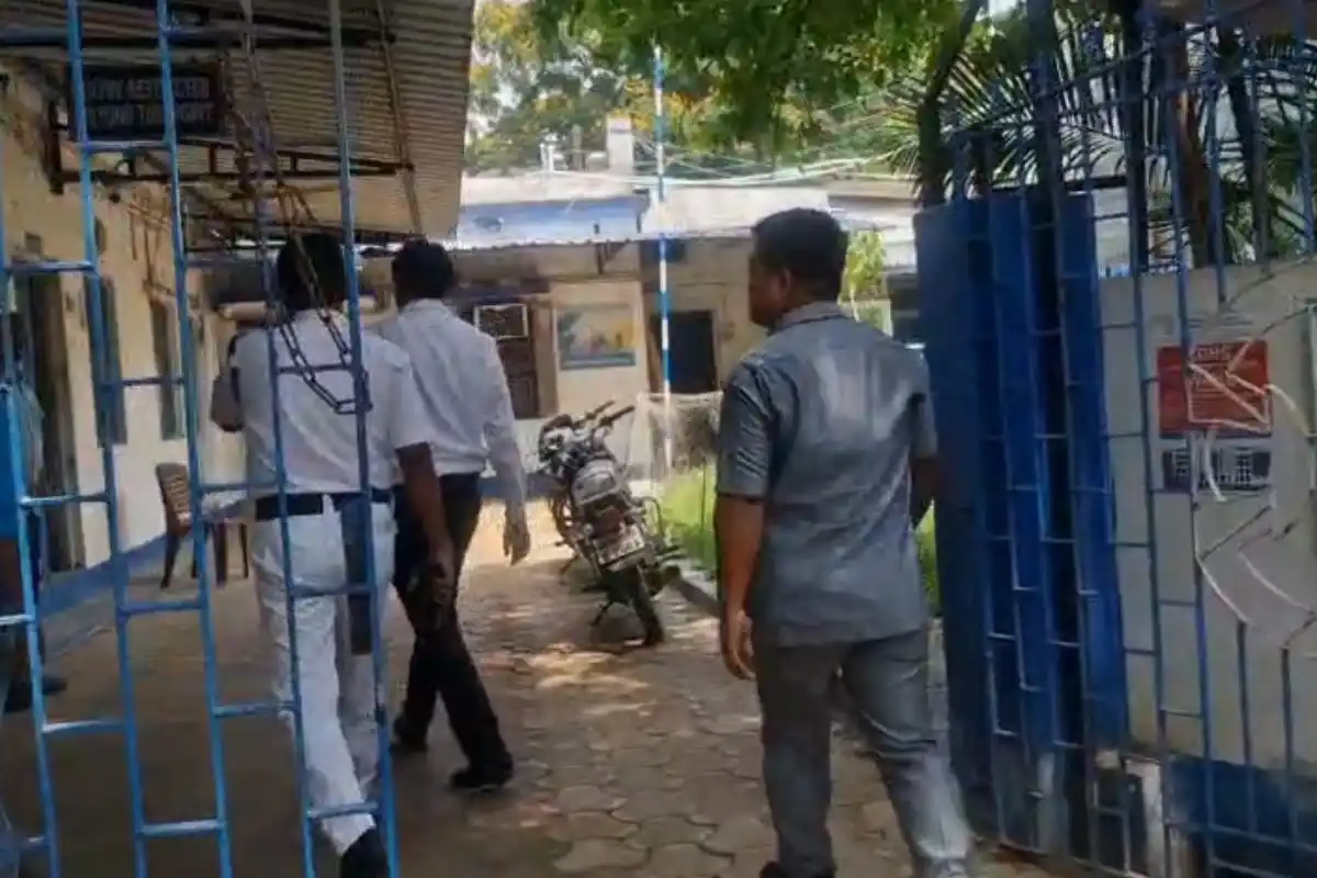 Kolkata News: सरकार बदलने के बाद परिवार ने पुलिस पर भरोसा जताया, एक आरोपी गिरफ्तार 14 Sarsuna gang rape case accused arrested West Bengal: सरकार बदलने के बाद परिवार ने पुलिस पर भरोसा जताया, एक आरोपी गिरफ्तार