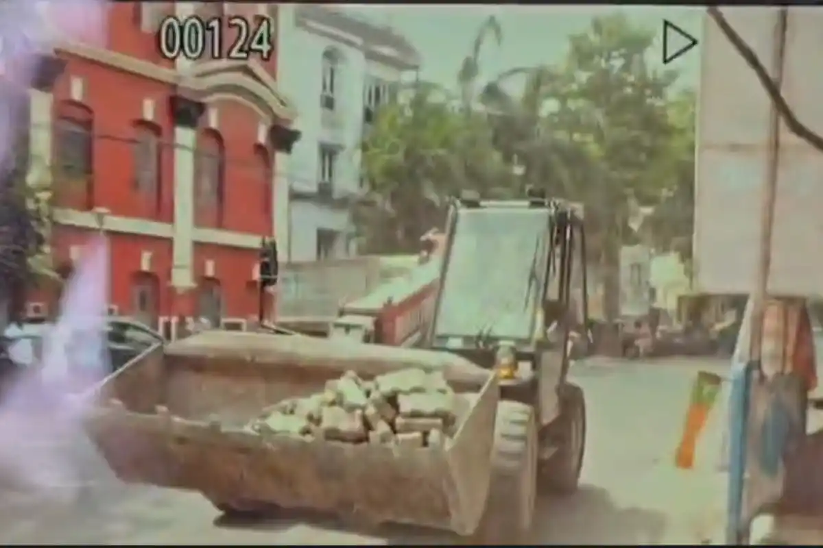 Kolkata News: अभिषेक के घर के सामने सड़क सुधार के लिए पुरानी ईंट हटाने पहुंचा बुलडोजर 14 Bulldozer outside Abhishek Banerjee Shantiniketan house road Kolkata: अभिषेक के घर के सामने सड़क सुधार के लिए पुरानी ईंट हटाने पहुंचा बुलडोजर