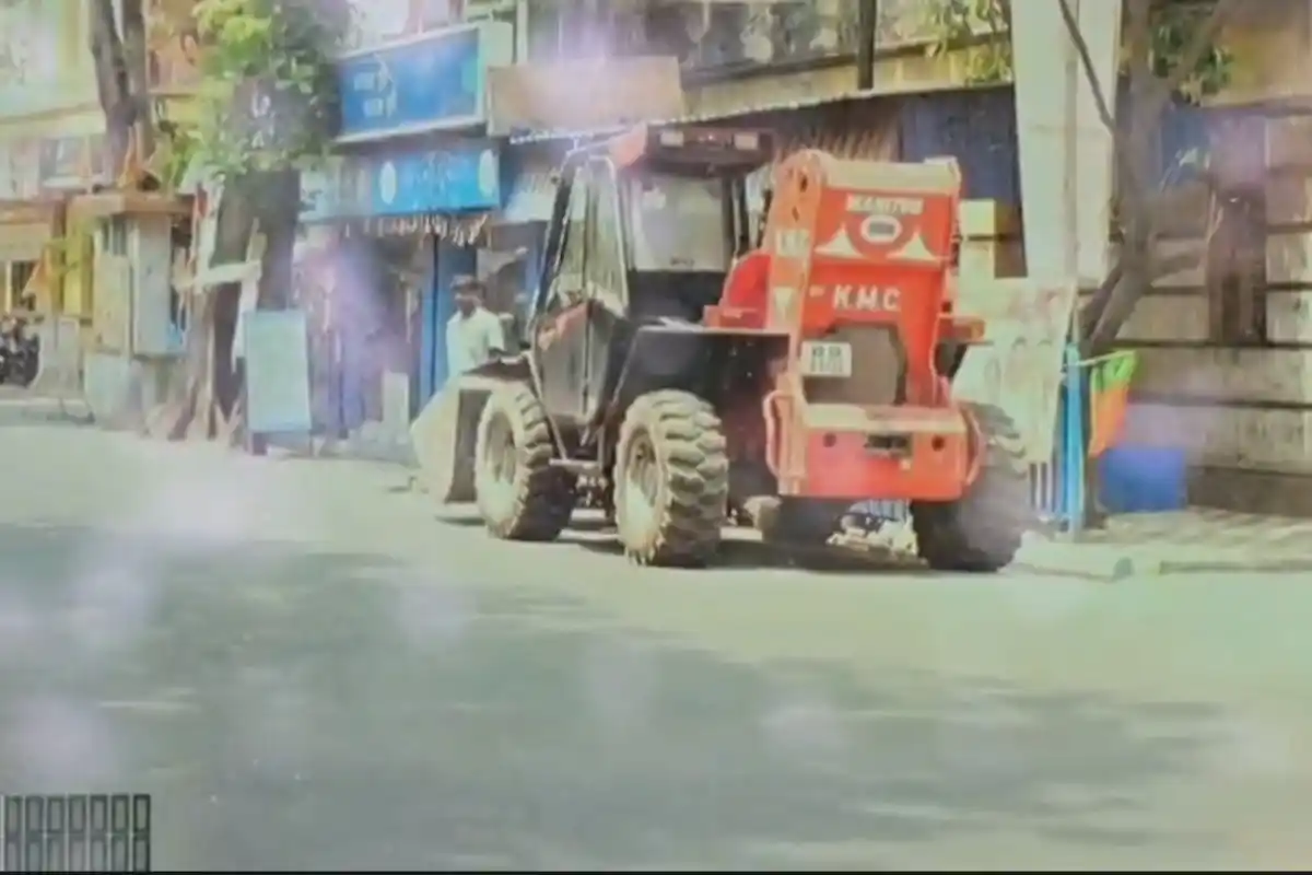 Kolkata News: अभिषेक के घर के सामने सड़क सुधार के लिए पुरानी ईंट हटाने पहुंचा बुलडोजर 13 Bulldozer outside Abhishek Banerjee Shantiniketan house road Kolkata: अभिषेक के घर के सामने सड़क सुधार के लिए पुरानी ईंट हटाने पहुंचा बुलडोजर