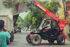 Kolkata News: अभिषेक के घर के सामने सड़क सुधार के लिए पुरानी ईंट हटाने पहुंचा बुलडोजर