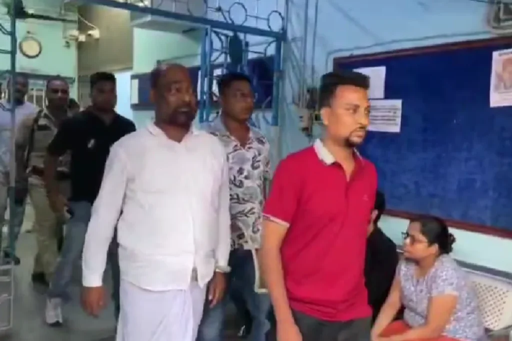 महेशतला हिंसा केस में बड़ा एक्शन! कमर में रस्सी बांधकर इलाके में घुमाए गए TMC के दो नेता 13 महेशतला हिंसा केस में बड़ा एक्शन! कमर में रस्सी बांधकर इलाके में घुमाए गए TMC के दो नेता
