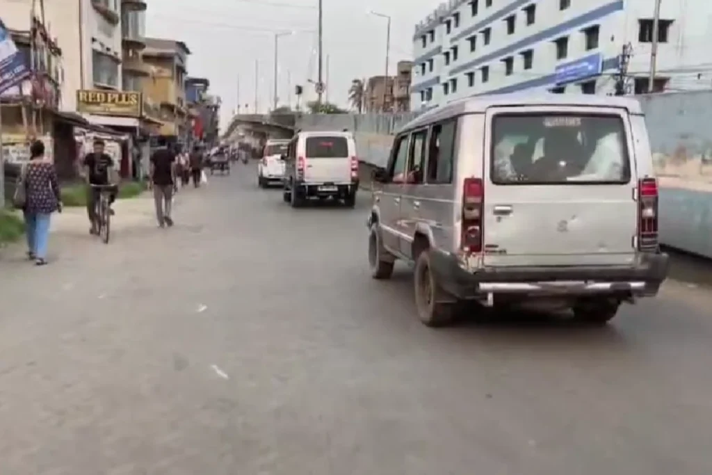 महेशतला हिंसा केस में बड़ा एक्शन! कमर में रस्सी बांधकर इलाके में घुमाए गए TMC के दो नेता 12 आरोपियों को ले जाती पुलिस की गाड़ियां
