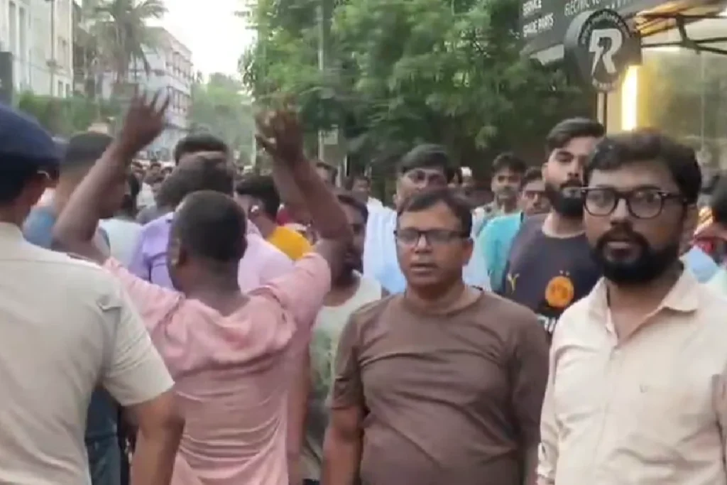 महेशतला हिंसा केस में बड़ा एक्शन! कमर में रस्सी बांधकर इलाके में घुमाए गए TMC के दो नेता 14 आरोपियों को देख भड़के लोग