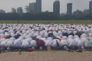 कोलकाता: टूटी बरसों पुरानी परंपरा! रेड रोड की जगह ब्रिगेड परेड ग्राउंड में हुई ईद की नमाज