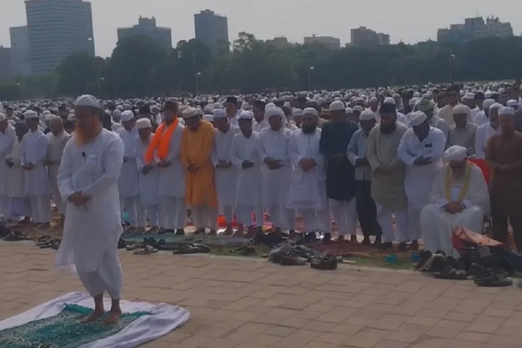 कोलकाता: टूटी बरसों पुरानी परंपरा! रेड रोड की जगह ब्रिगेड परेड ग्राउंड में हुई ईद की नमाज 12 ब्रिगेड परेड ग्राउंड में हुई ईद की नमाज