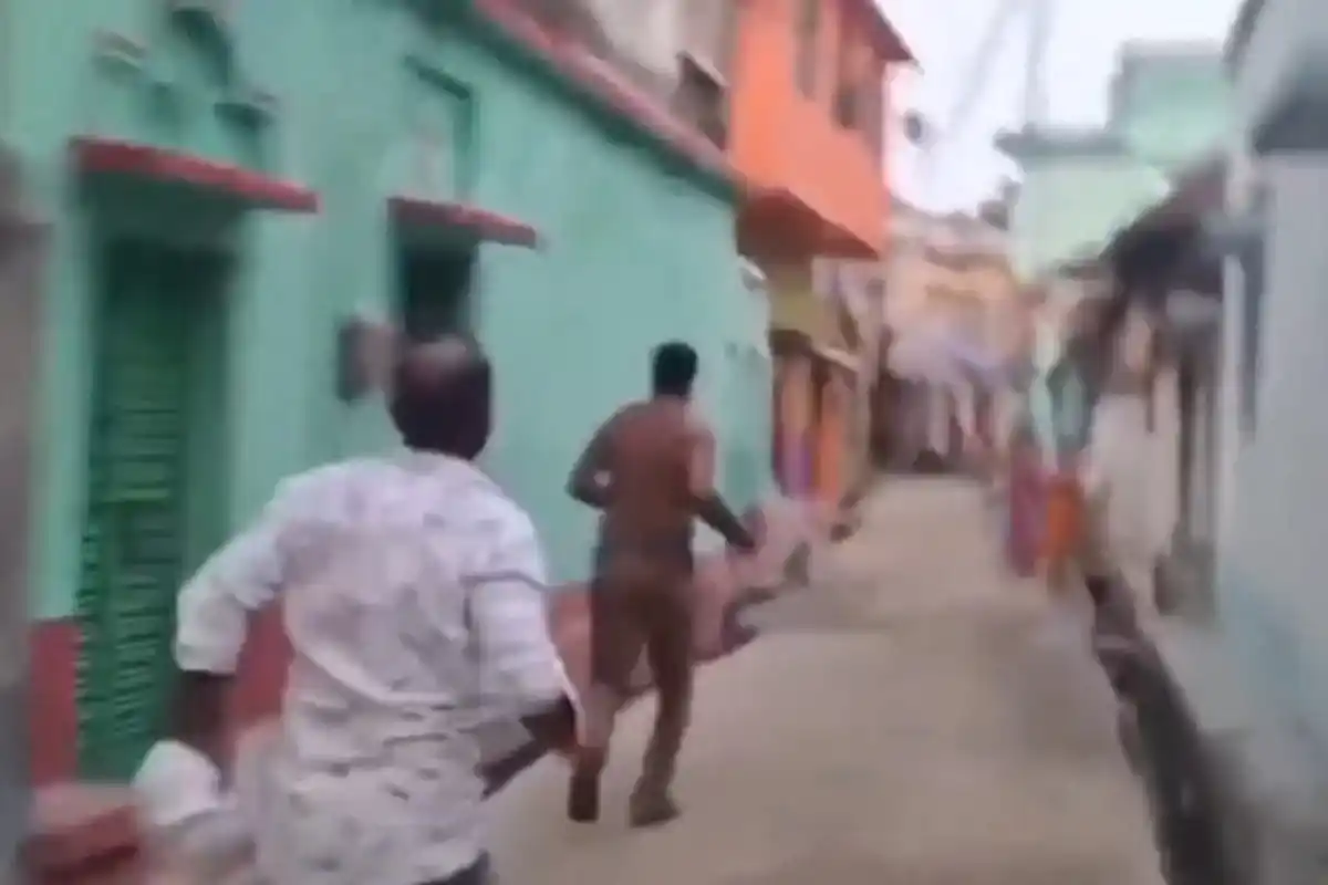 TMC councillor beaten cut money Dubrajpur Birbhum: बीरभूम के दुबराजपुर में टीएमसी पार्षद पर लोगों का गुस्सा, सड़क पर पिटाई का मामला चर्चा में