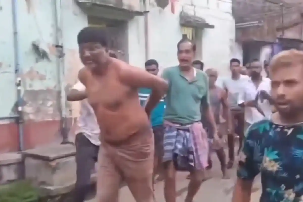 TMC councillor beaten cut money Dubrajpur Birbhum: बीरभूम के दुबराजपुर में टीएमसी पार्षद पर लोगों का गुस्सा, सड़क पर पिटाई का मामला चर्चा में
