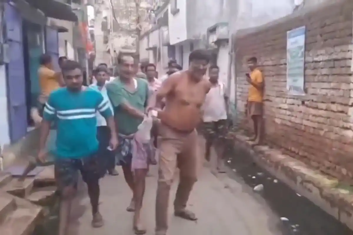 TMC councillor beaten cut money Dubrajpur Birbhum: बीरभूम के दुबराजपुर में टीएमसी पार्षद पर लोगों का गुस्सा, सड़क पर पिटाई का मामला चर्चा में