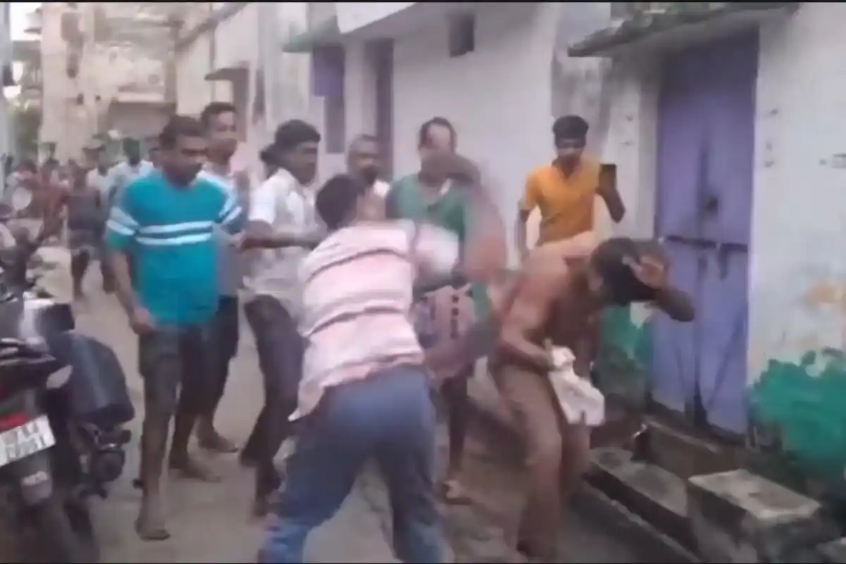 TMC councillor beaten cut money Dubrajpur Birbhum: बीरभूम के दुबराजपुर में टीएमसी पार्षद पर लोगों का गुस्सा, सड़क पर पिटाई का मामला चर्चा में