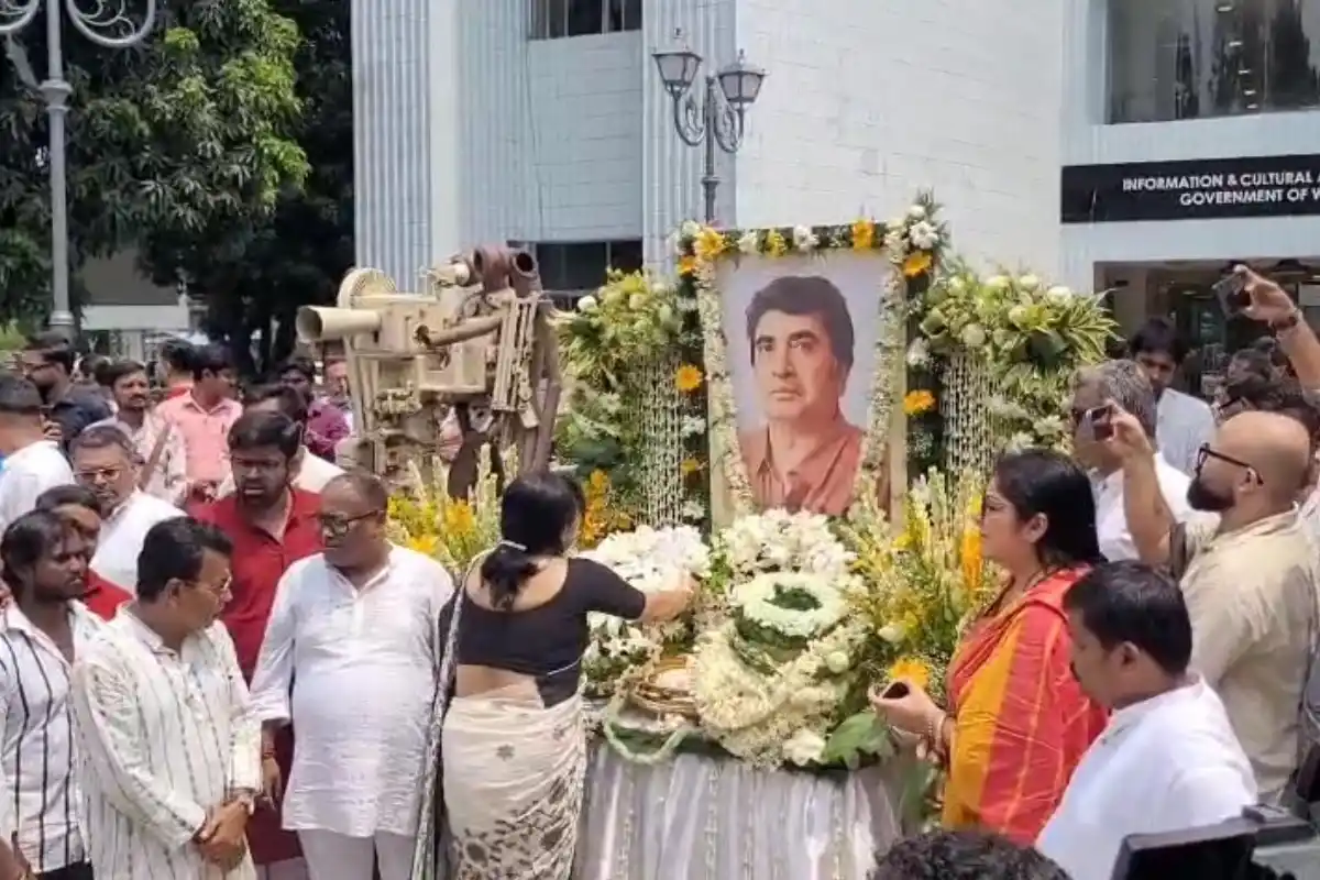 Kolkata News: अनीक दत्ता के निधन से टॉलीवुड में शोक, लॉकेट चटर्जी ने जताया दुख 13 Tollywood director Anik Dutta death Locket Chatterjee Tribute Kolkata: अनीक दत्ता के निधन से टॉलीवुड में शोक, लॉकेट चटर्जी ने जताया दुख