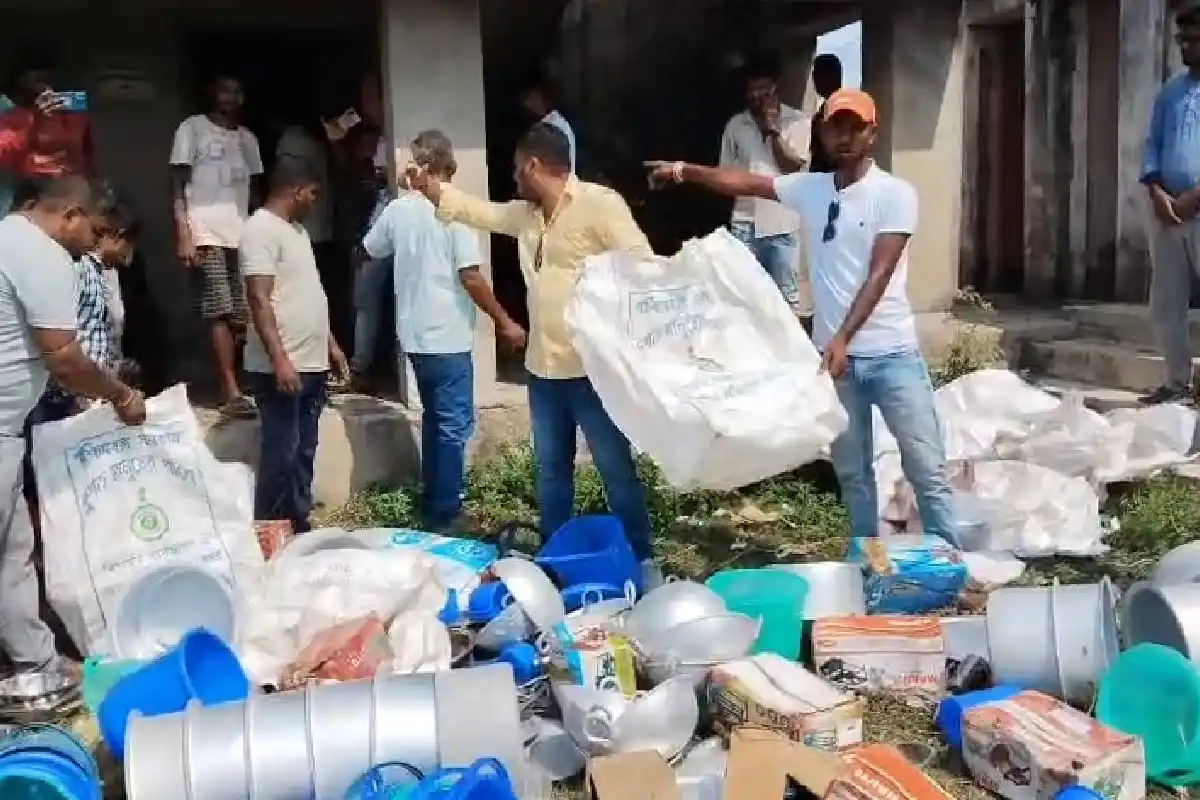 TMC party office relief material recovered Santoshpur Kolkata: संतोषपुर में तृणमूल पार्टी दफ्तर से राहत सामग्री मिलने पर नया विवाद