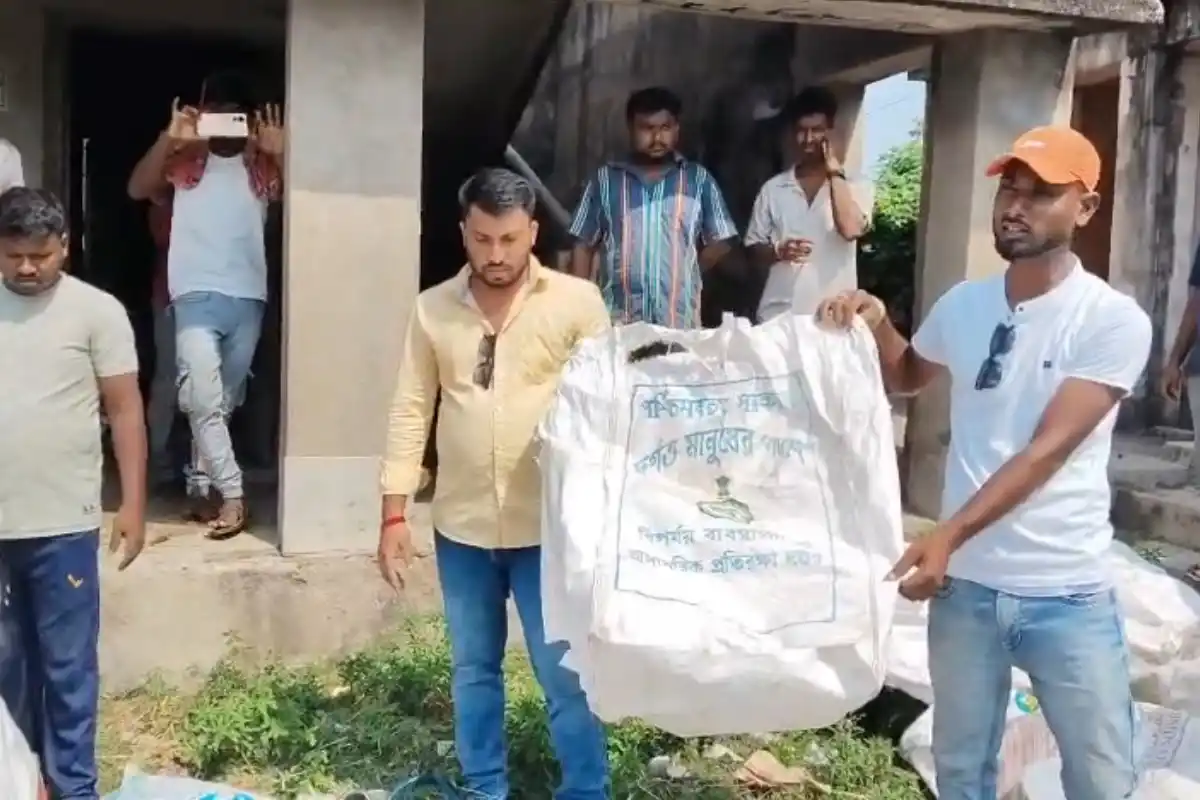Kolkata News: संतोषपुर में तृणमूल पार्टी दफ्तर से राहत सामग्री मिलने पर नया विवाद 12 TMC party office relief material recovered Santoshpur Kolkata: संतोषपुर में तृणमूल पार्टी दफ्तर से राहत सामग्री मिलने पर नया विवाद
