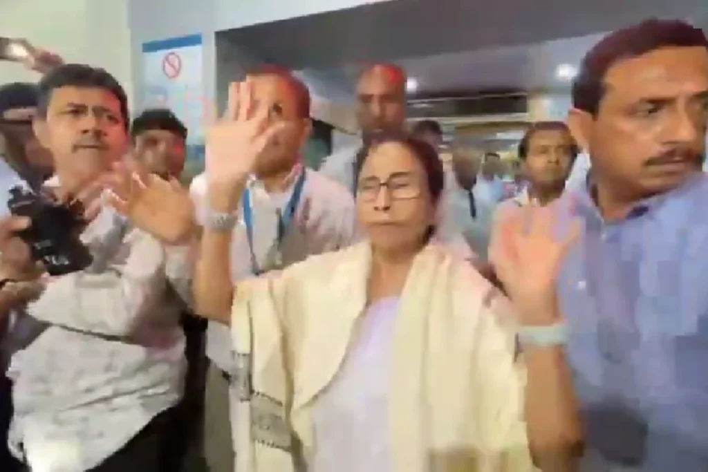 अभिषेक बनर्जी पर हमला, तबीयत बिगड़ने पर अस्पताल में भर्ती; देर रात हॉस्पिटल पहुंची ममता बनर्जी 12 देर रात हॉस्पिटल पहुंची ममता बनर्जी