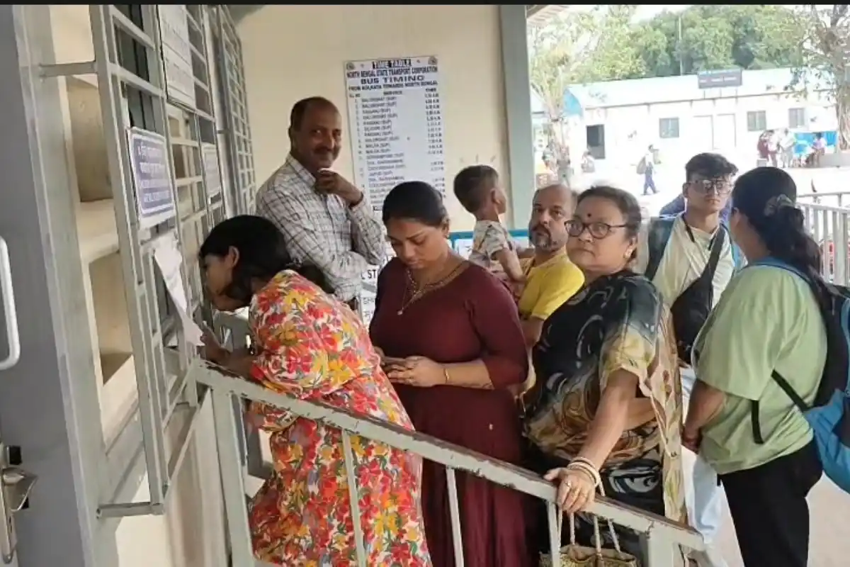Kolkata News: 1 जून से सरकारी बसों में महिलाओं को मुफ्त यात्रा की सुविधा, लोगों में खुशी का माहौल 13 Kolkata Women Free Bus Travel 1 June: 1 जून से सरकारी बसों में महिलाओं को मुफ्त यात्रा की सुविधा, लोगों में खुशी का माहौल