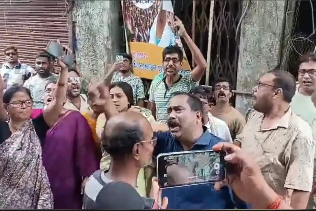 Arup Roy Blanket Tarpaulin Dispute Howrah: पूर्व मंत्री अरूप राय के घर के सामने रखे कंबल और तिरपाल को लेकर विवाद, भाजपा कार्यकर्ताओं ने लगाए गंभीर आरोप