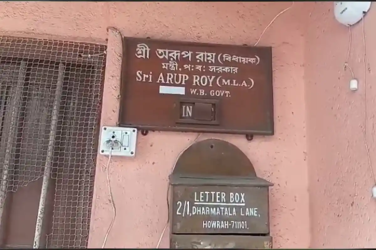 Arup Roy Blanket Tarpaulin Dispute Howrah: पूर्व मंत्री अरूप राय के घर के सामने रखे कंबल और तिरपाल को लेकर विवाद, भाजपा कार्यकर्ताओं ने लगाए गंभीर आरोप