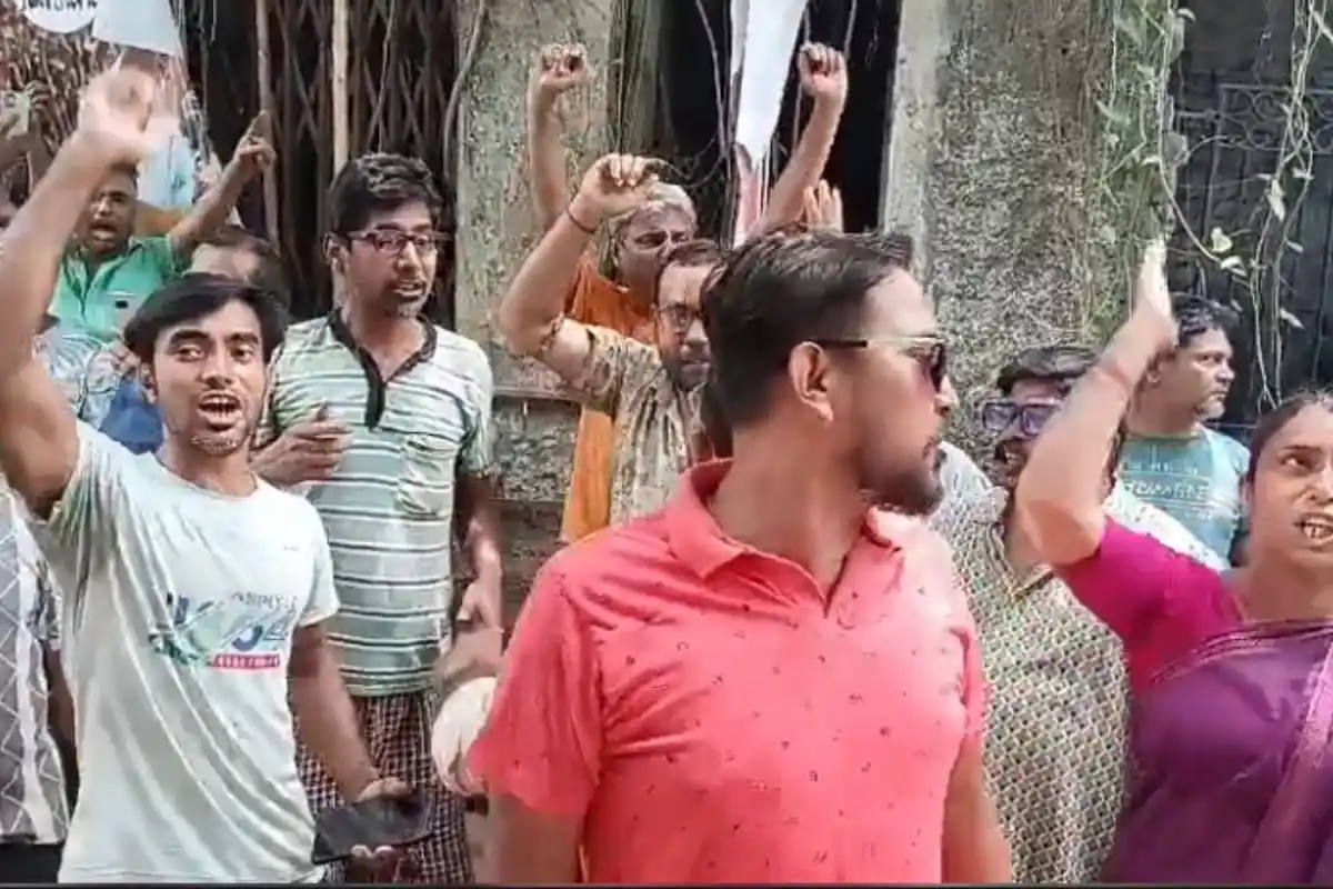 Arup Roy Blanket Tarpaulin Dispute Howrah: पूर्व मंत्री अरूप राय के घर के सामने रखे कंबल और तिरपाल को लेकर विवाद, भाजपा कार्यकर्ताओं ने लगाए गंभीर आरोप