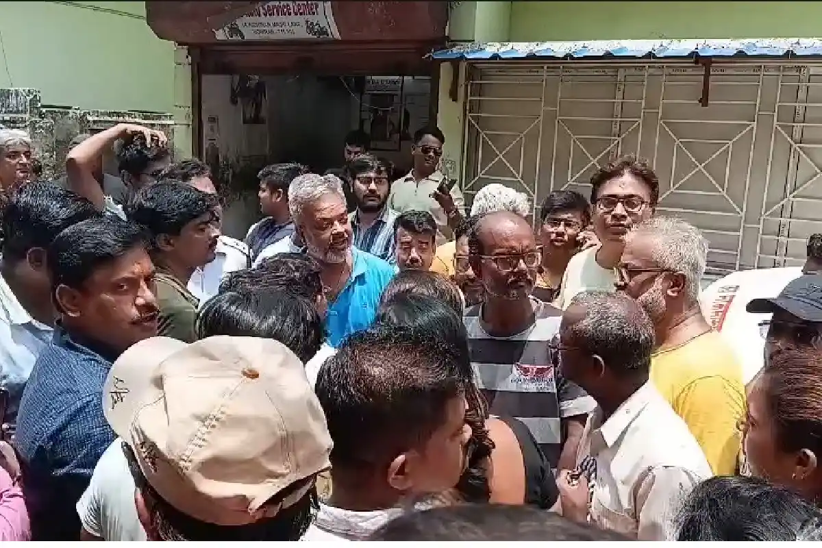 Arup Roy Blanket Tarpaulin Dispute Howrah: पूर्व मंत्री अरूप राय के घर के सामने रखे कंबल और तिरपाल को लेकर विवाद, भाजपा कार्यकर्ताओं ने लगाए गंभीर आरोप
