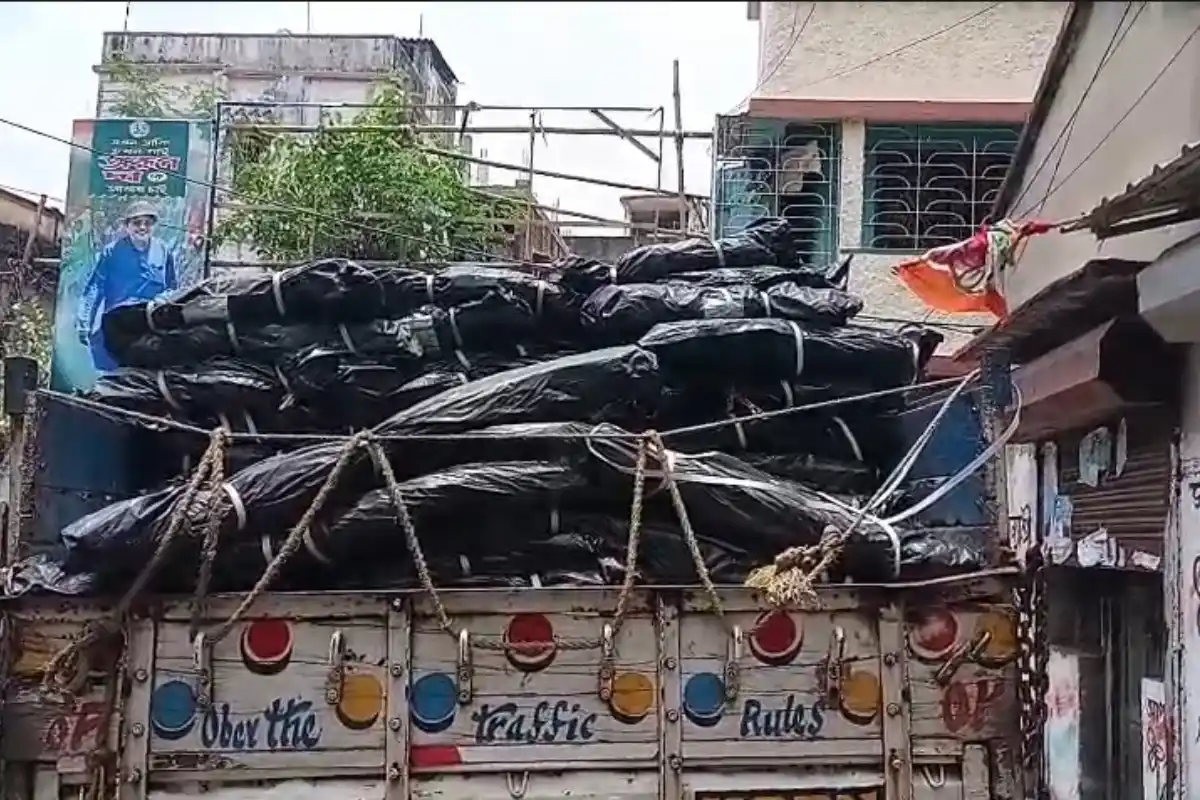 Arup Roy Blanket Tarpaulin Dispute Howrah: पूर्व मंत्री अरूप राय के घर के सामने रखे कंबल और तिरपाल को लेकर विवाद, भाजपा कार्यकर्ताओं ने लगाए गंभीर आरोप