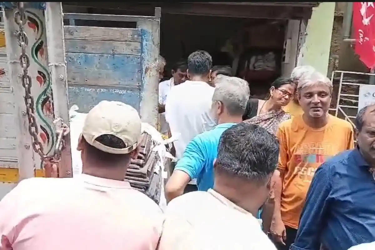 Arup Roy Blanket Tarpaulin Dispute Howrah: पूर्व मंत्री अरूप राय के घर के सामने रखे कंबल और तिरपाल को लेकर विवाद, भाजपा कार्यकर्ताओं ने लगाए गंभीर आरोप